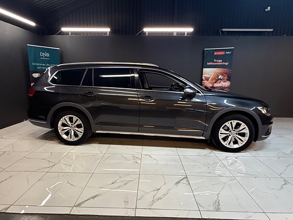 Volkswagen Passat Alltrack 2 of 5