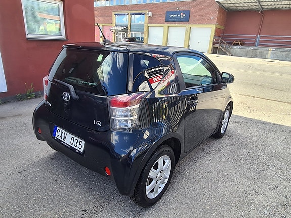 Toyota IQ 3 of 5