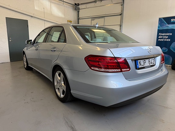 Mercedes-Benz E200 3 of 5