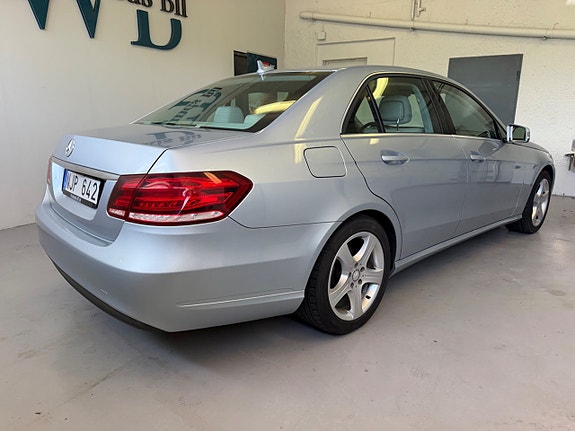 Mercedes-Benz E200 4 of 5