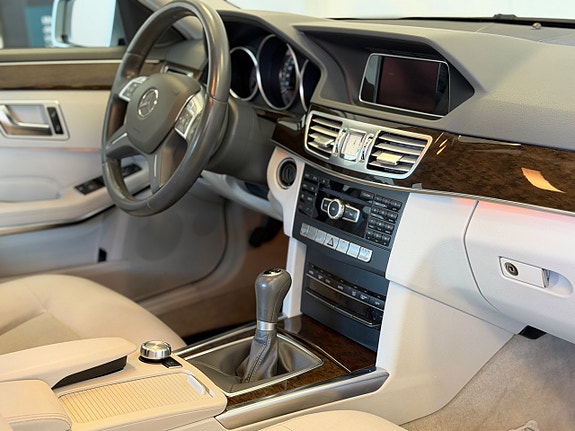 Mercedes-Benz E200 11 of 13