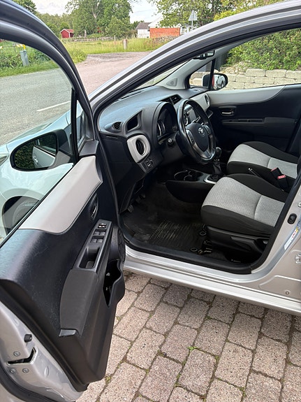 Toyota Yaris 5 of 5