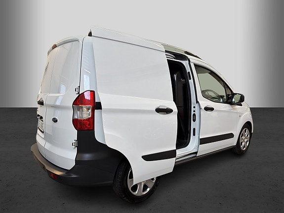 Ford Transit Courier 16 of 18