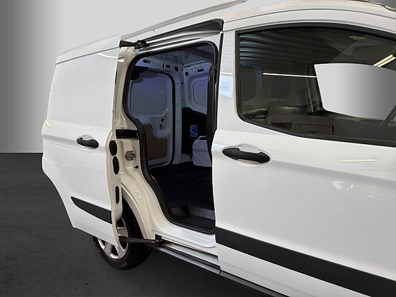 Ford Transit Courier 17 of 18