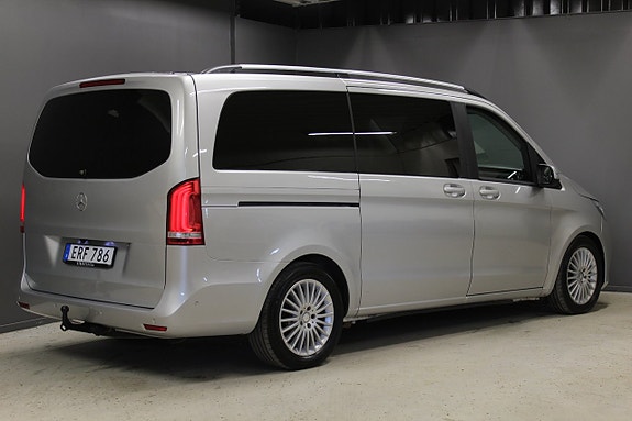 Mercedes-Benz V220 4 of 5