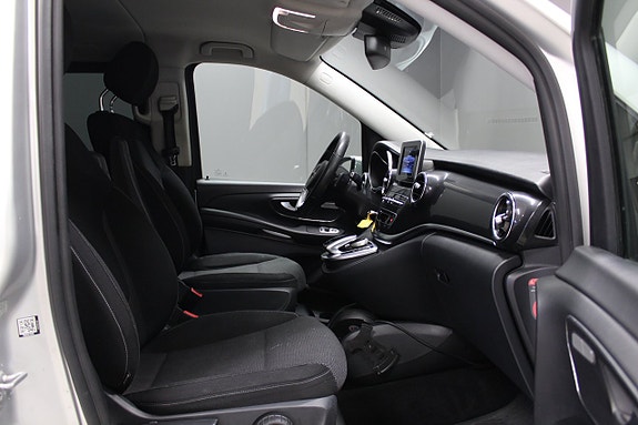 Mercedes-Benz V220 10 of 14