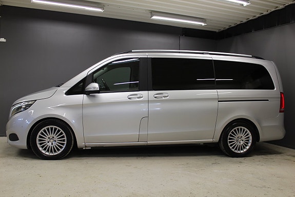 Mercedes-Benz V220 3 of 5