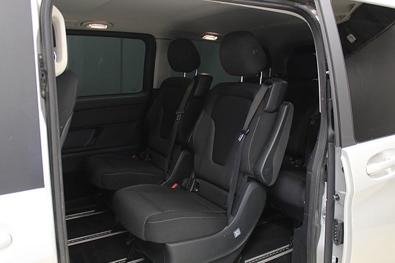 Mercedes-Benz V220 9 of 14