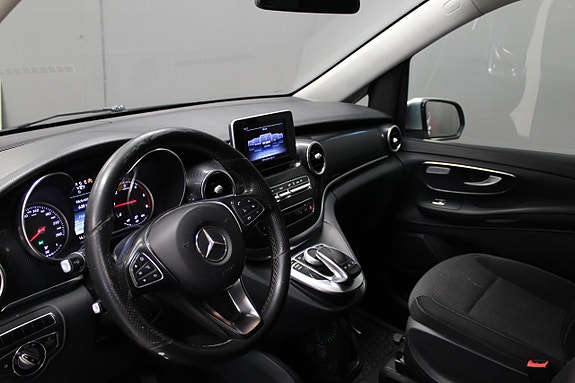 Mercedes-Benz V220 8 of 14