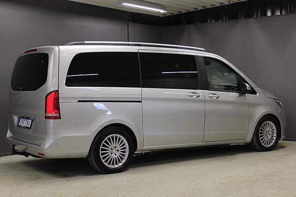 Mercedes-Benz V220 5 of 5