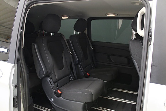 Mercedes-Benz V220 12 of 14
