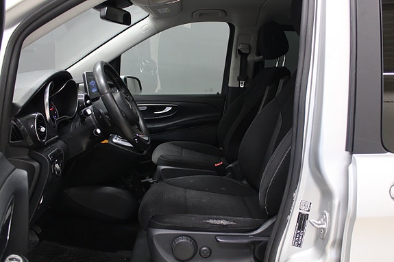 Mercedes-Benz V220 7 of 14