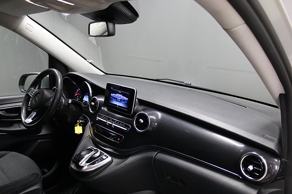Mercedes-Benz V220 11 of 14