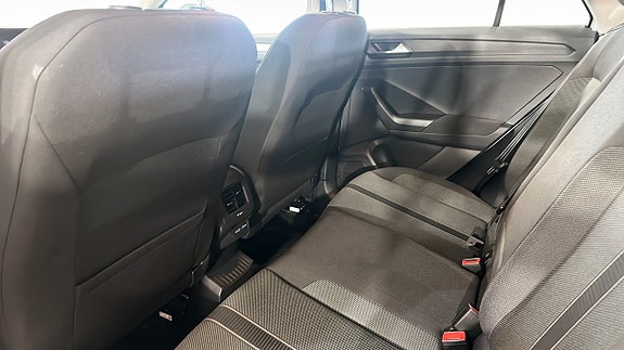 Volkswagen T-Roc 12 of 19