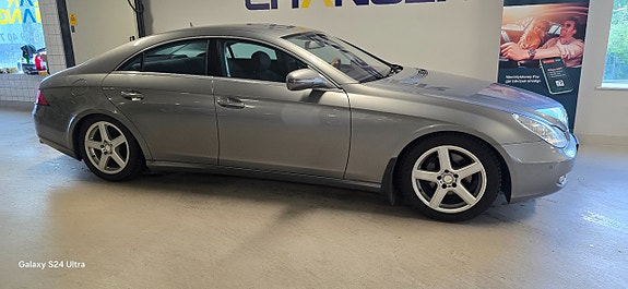 Mercedes-Benz CLS350 2 of 5