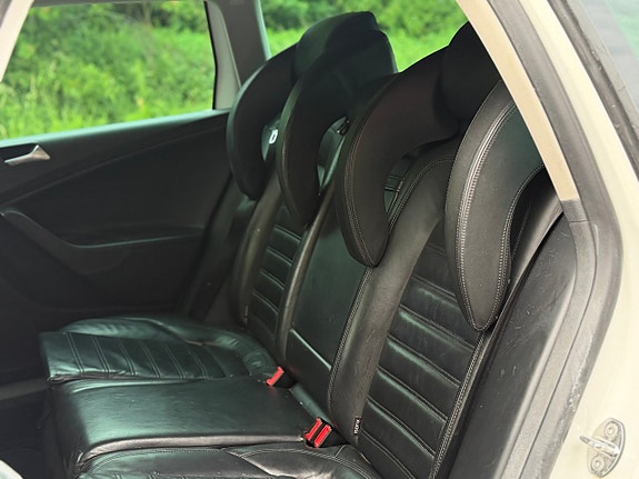 Volkswagen Passat 16 of 25