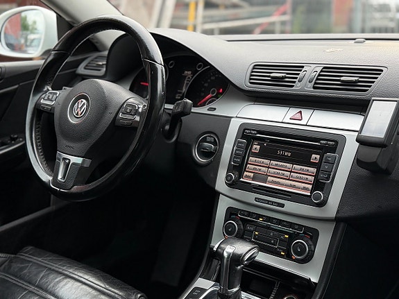 Volkswagen Passat 19 of 25