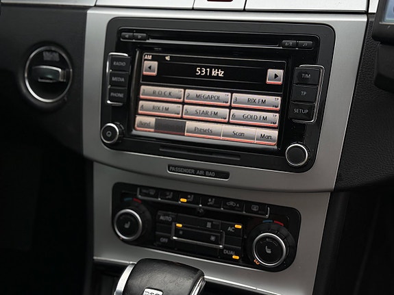 Volkswagen Passat 21 of 25