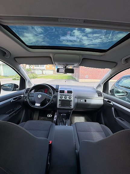 Volkswagen Touran 2 of 4