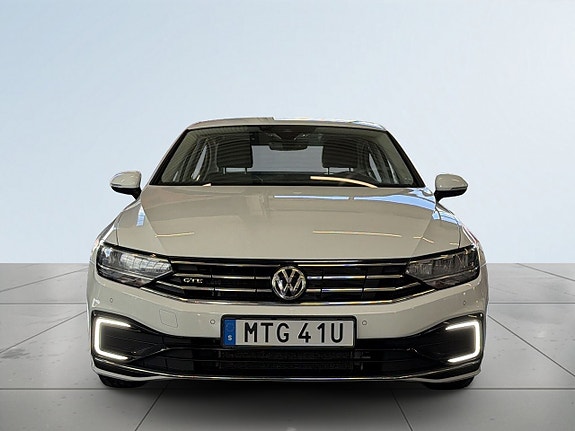 Volkswagen Passat 2 of 5