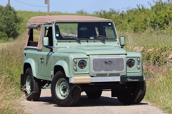 Land Rover Defender 90 27 of 27