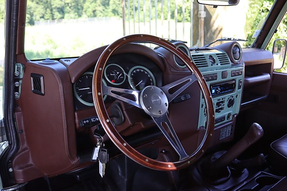 Land Rover Defender 90 16 of 27