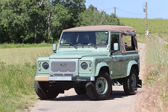 Land Rover Defender 90 26 of 27