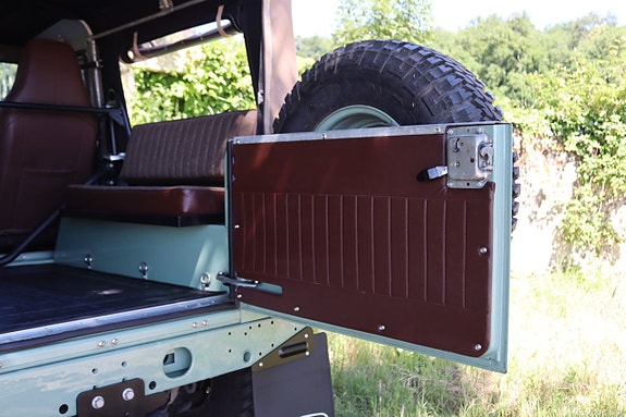 Land Rover Defender 90 22 of 27