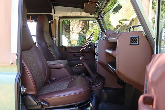 Land Rover Defender 90 13 of 27