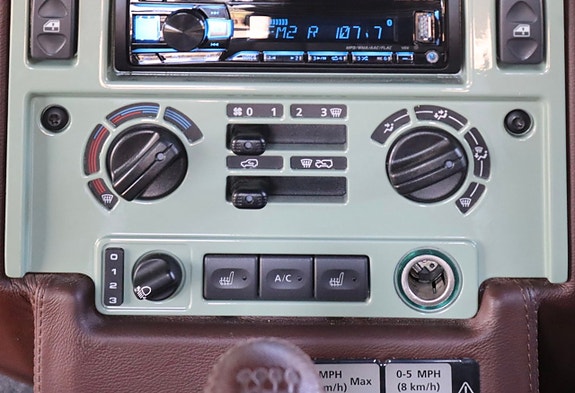 Land Rover Defender 90 21 of 27