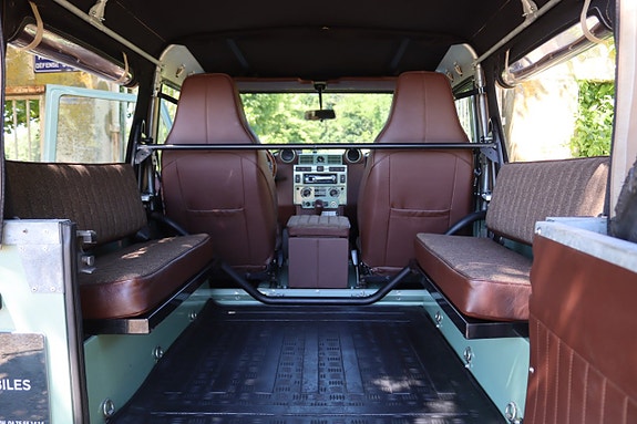 Land Rover Defender 90 18 of 27