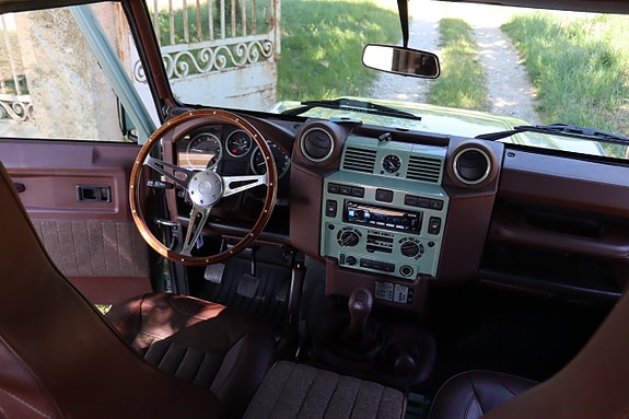 Land Rover Defender 90 19 of 27