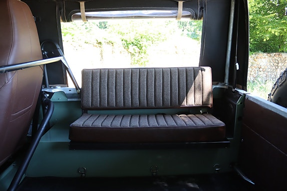 Land Rover Defender 90 17 of 27