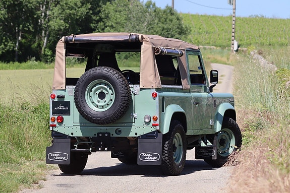 Land Rover Defender 90 25 of 27
