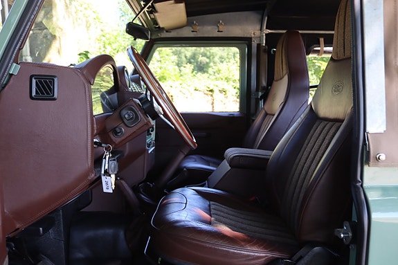 Land Rover Defender 90 15 of 27