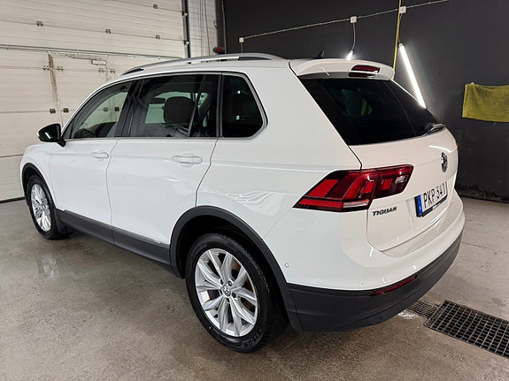 Volkswagen Tiguan 2 of 5
