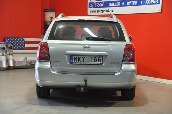 Toyota Avensis 4 of 5