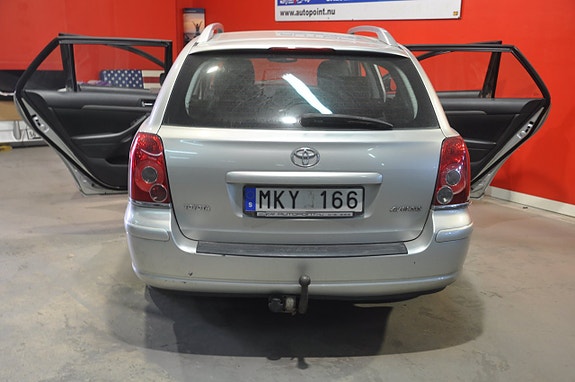 Toyota Avensis 12 of 18