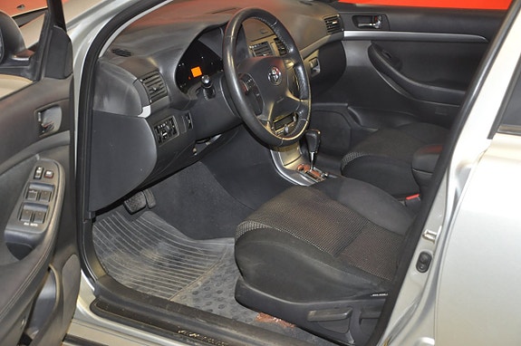 Toyota Avensis 7 of 18