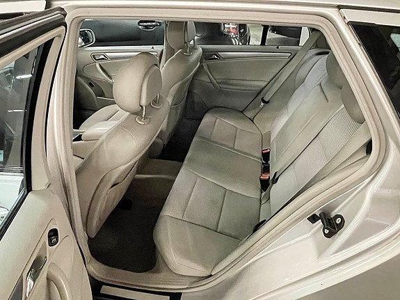Mercedes-Benz C220 5 of 6