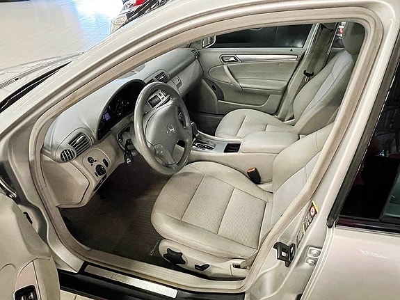 Mercedes-Benz C220 4 of 6
