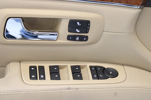 Cadillac SRX 14 of 23