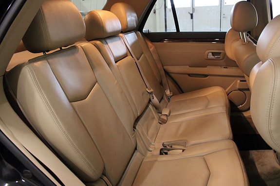 Cadillac SRX 13 of 23