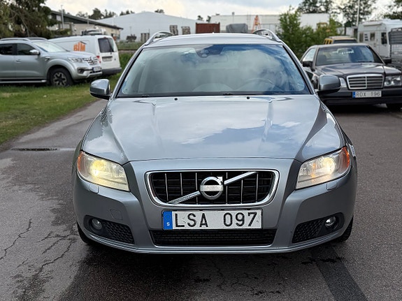 Volvo V70 2 of 5