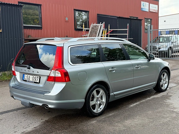 Volvo V70 3 of 5