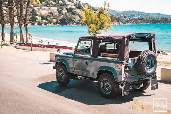 Land Rover Defender 90 2 of 5