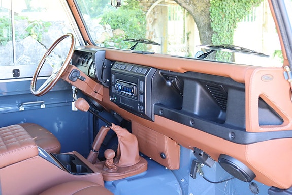 Land Rover Defender 90 22 of 27