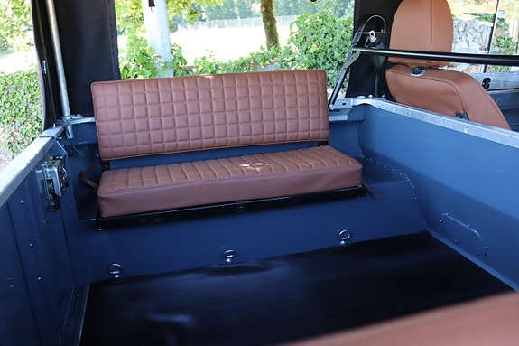 Land Rover Defender 90 24 of 27