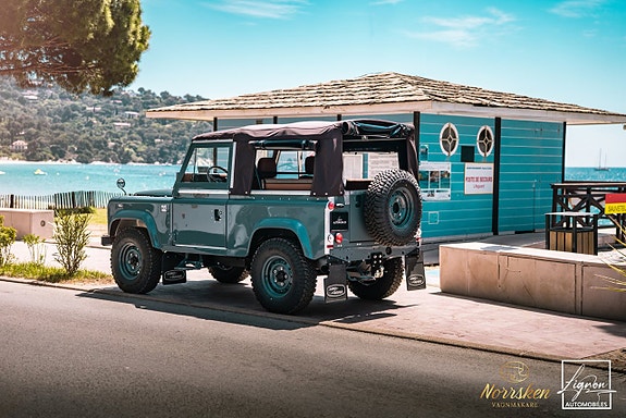 Land Rover Defender 90 8 of 27