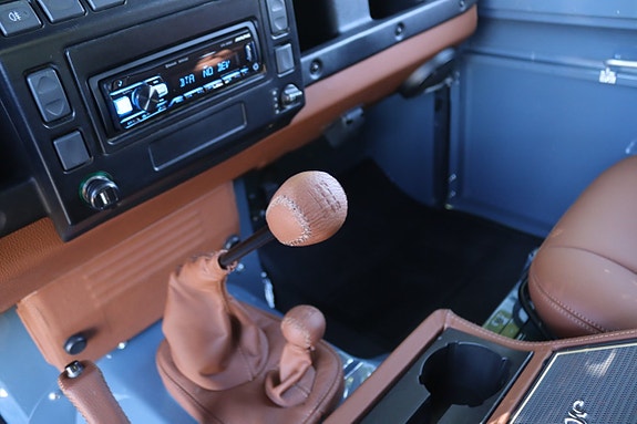 Land Rover Defender 90 19 of 27